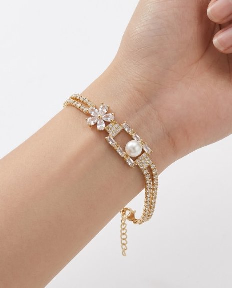 Beautiful floral design with sparkling crystals Elegant pearl centerpiece for a classic touch Premium golden finish for a luxurious look Fine craftsmanship with intricate detailing Lightweight and comfortable for daily wear Perfect for weddings, parties, and formal occasions Ideal gift choice for girls & women