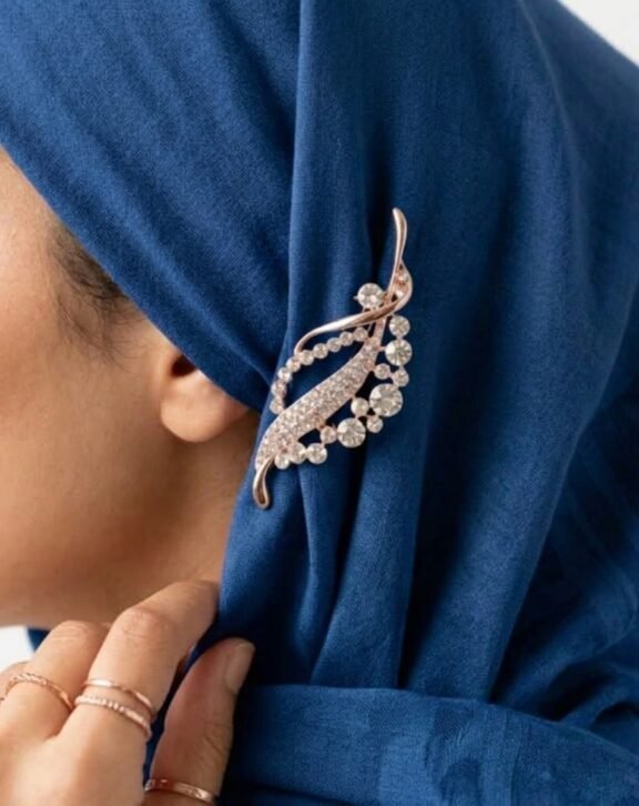 This Crystal Leaf Hijab Pin features a graceful leaf and vine design fully detailed with sparkling crystals, adding an elegant nature-inspired touch. Features: Rose gold tone finish Full crystal detailing Elegant leaf and vine design Secure pin backing Why You Should Buy: The flowing leaf design adds a graceful, elegant detail to hijab styling for any occasion. Perfect For: Everyday hijab styling Formal events Gifting