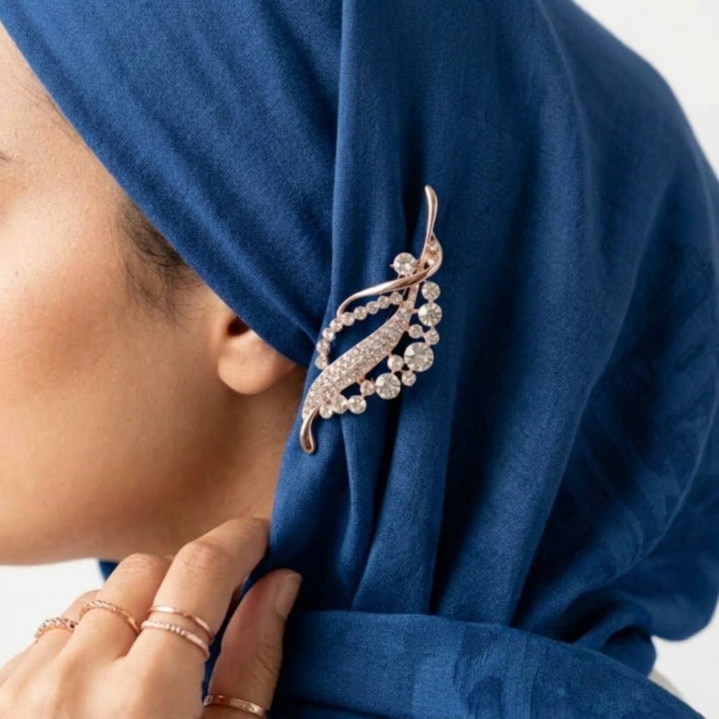 This Crystal Leaf Hijab Pin features a graceful leaf and vine design fully detailed with sparkling crystals, adding an elegant nature-inspired touch. Features: Rose gold tone finish Full crystal detailing Elegant leaf and vine design Secure pin backing Why You Should Buy: The flowing leaf design adds a graceful, elegant detail to hijab styling for any occasion. Perfect For: Everyday hijab styling Formal events Gifting