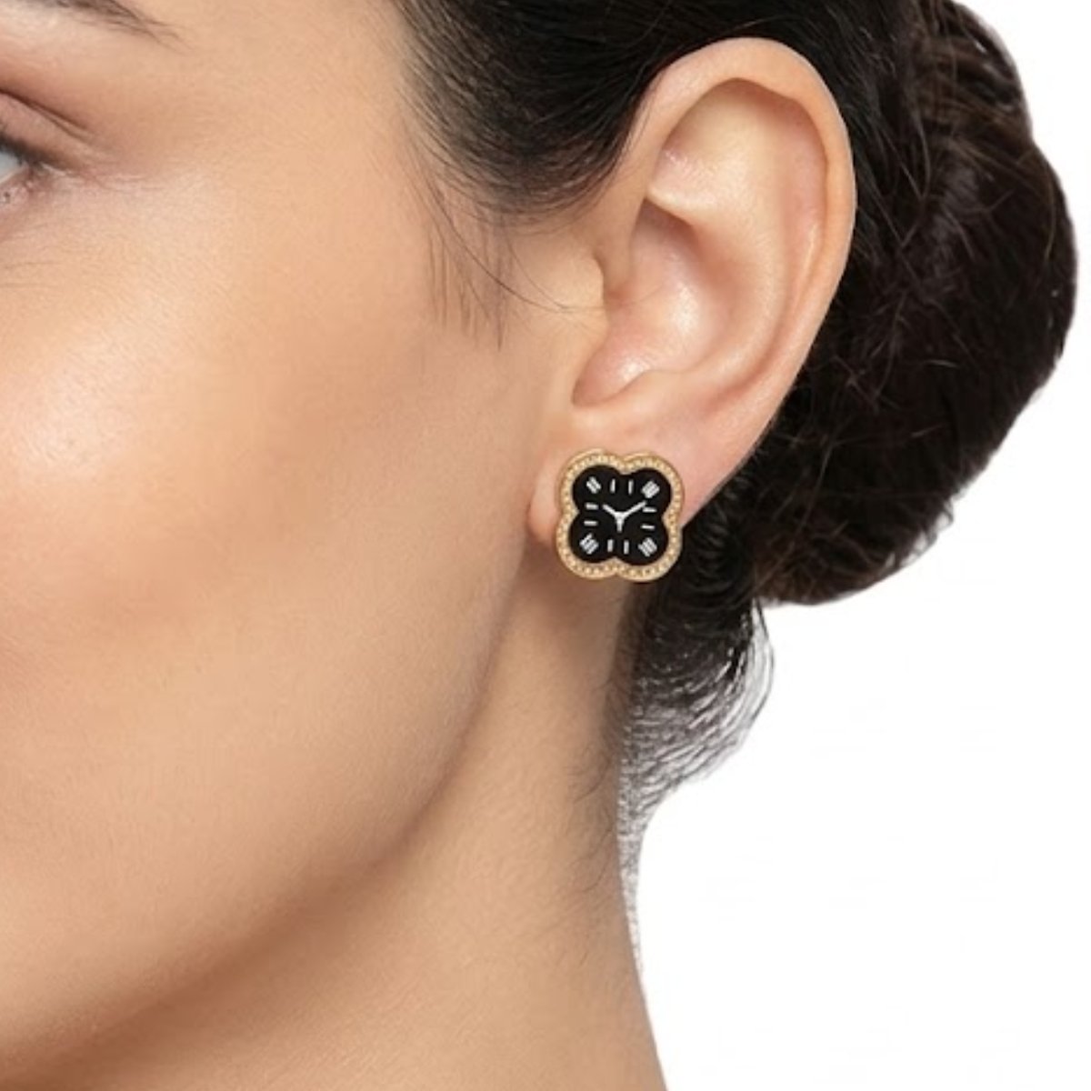 This Clover Clock Stud Earring features a unique quatrefoil (clover) design styled like a mini clock face, finished with black enamel and a crystal-lined border. Features: Gold tone finish with black enamel Crystal-lined border Quirky clock-inspired design Lightweight stud Why You Should Buy: A one-of-a-kind design that's perfect for anyone who loves unique, conversation-starting jewellery. Perfect For: Everyday statement wear Gifting Unique jewellery collectors