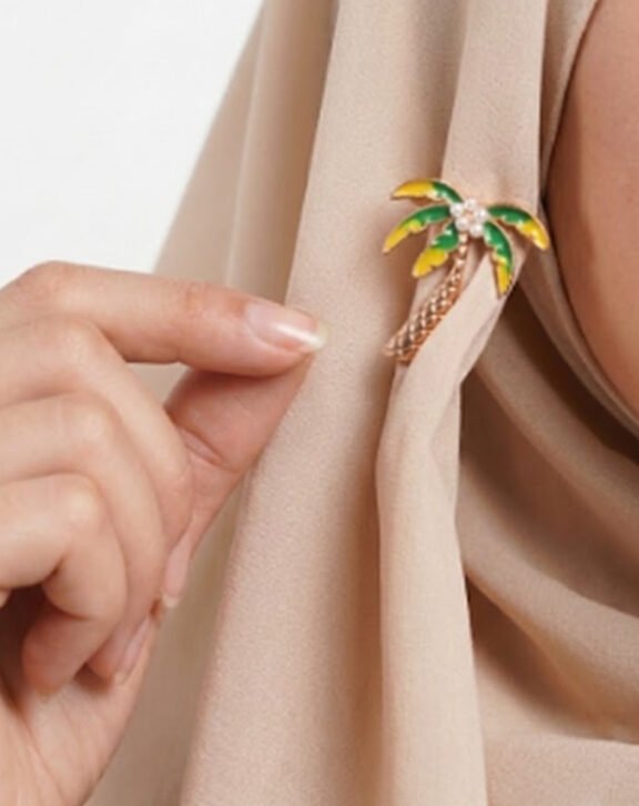 This two-tone Palm Tree Pearl Brooch Pin features green and yellow enamel leaves with a faux pearl center, perfect for adding a vibrant summer touch. Features: Gold tone finish Green and yellow enamel leaves Faux pearl cluster center Lightweight pin design Why You Should Buy: The vibrant two-tone color makes this a fun, eye-catching accessory for warm-weather styling. Perfect For: Summer outfits Casual styling Gifting